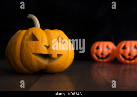 Halloween Stillleben mit Kürbisse auf Holzfußboden und dunklen Hintergrund Stockfoto