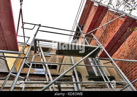 Gerüst auf der Terrasse gegenüber Schmutz und grunge Wand und Fenster Stockfoto