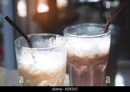 Nahaufnahme der Eiskaffee und Eisschokolade in Gläsern Stockfoto