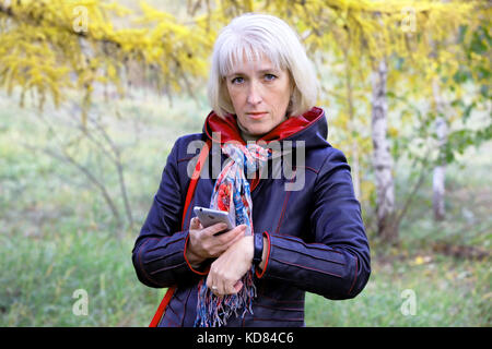 Eine Frau mit einem Fitness Armband ihre Gesundheit Daten zu lesen. Stockfoto