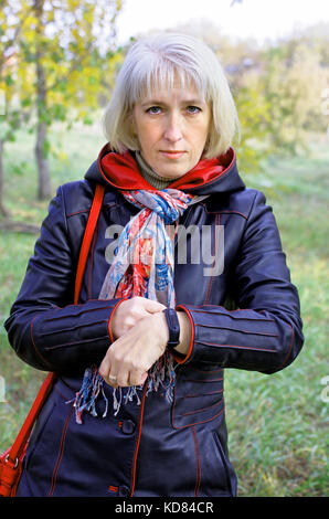 Eine Frau mit einem Fitness Armband ihre Gesundheit Daten zu lesen. Stockfoto