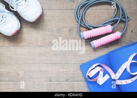 Sport und Yoga Ausrüstungen mit Mess-tape auf hölzernen Hintergrund mit Kopie Raum Stockfoto