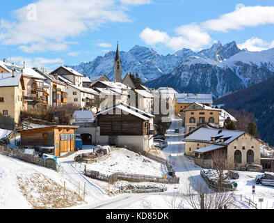 Guarda Dorf an einem wunderschönen sonnigen Tag im Winter, Unterengadin, Graubünden, Schweiz. Stockfoto