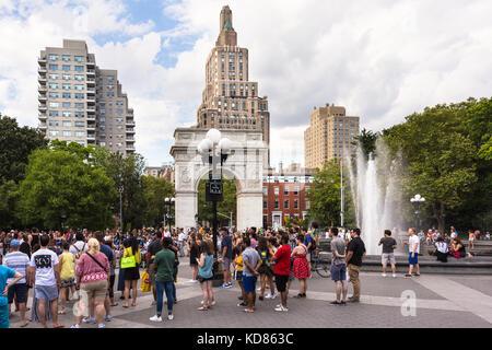 New York City - 3. Juli 2017: Menschen einige Straße Leistung im Washington Square Park im Herzen von Manhattan an einem sonnigen Sonntag im Sommer Stockfoto