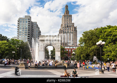 New York City - 3. Juli 2017: Menschen einige Straße Leistung im Washington Square Park im Herzen von Manhattan an einem sonnigen Sonntag im Sommer Stockfoto