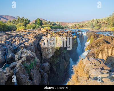 Blick über landschaftlich schöne Epupa Falls am Kunene Fluss zwischen Angola und Namibia, Südafrika. Stockfoto