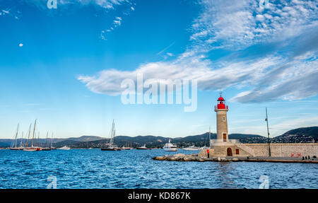 Licht Haus am Eingang in den Hafen von Saint Tropez. Saint Tropez, Frankreich Stockfoto