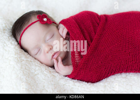 Baby Mädchen eingehüllt in eine Decke schlafen Stockfoto