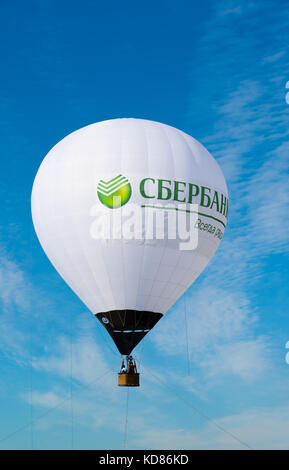 Schukowski, Russland - Juli 22. 2017. AEROSTAT mit sberbank Werbung und Slogans ist immer da Stockfoto