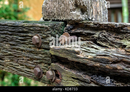 Nahaufnahme des verfallenen getragen Holzzaun ausklingende Holz- Textur mit shollow dof Stockfoto