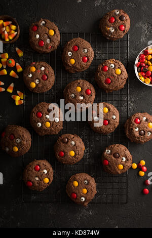 Schokolade monster Cookies hausgemachte Leckereien für Halloween Stockfoto