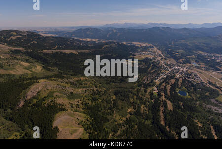 Schräge Luftaufnahme des ehemaligen Bergbau Stadt Bellevue, Gemeinde Crows Nest Pass, Alberta, Kanada Stockfoto