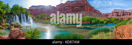 Wasserfall in der Nähe des Havasu Wasserfall Trail in der havaspai Indian Reservation. Innerhalb des Grand Canyon entfernt. Stockfoto