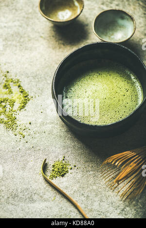 Flachbild-lay von frisch gebrühtem Japanische Matcha Tee in Chasen Schüssel, selektiver Fokus Stockfoto