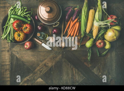 Herbst Gemüse gesund Kochen Hintergrund. Herbst Zutaten für Thanksgiving Tag Abendessen Vorbereitung. Flachbild-lay Rohstoff grüne Bohnen, Maiskolben, Karotten Stockfoto