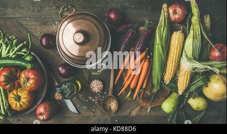 Herbst kochen Hintergrund. Herbst Zutaten für Thanksgiving Tag Abendessen Vorbereitung. Flachbild-lay von grünen Bohnen, Maiskolben, Karotten, Tomaten, Auberginen, p Stockfoto