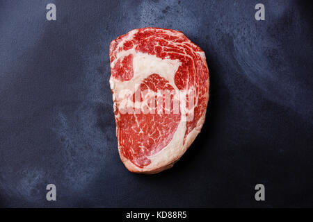 Rohe frische marmoriertes Fleisch Steak Rib Eye Black Angus auf dunklem Hintergrund Stockfoto