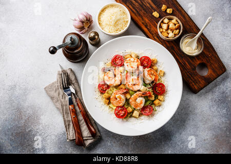 Caesar Salat mit Garnelen auf grauem Hintergrund Kopie Raum Stockfoto