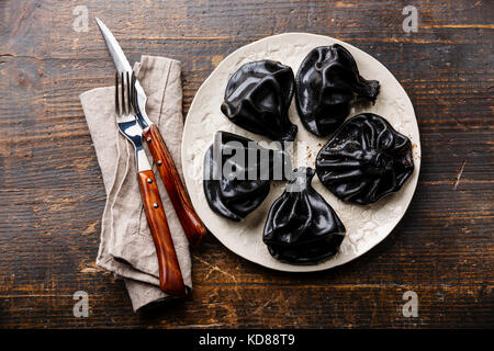 Schwarz georgischen Knödel Khinkali mit Fleisch auf weiße Platte Stockfoto