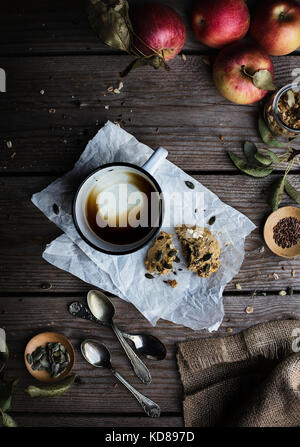 Gebäck und Kaffee auf rustikalen Holztisch. Ansicht von oben Frühstück Stockfoto
