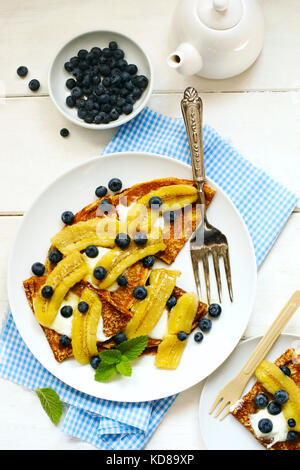 Crepes mit Bananen, Heidelbeeren und Joghurt Stockfoto