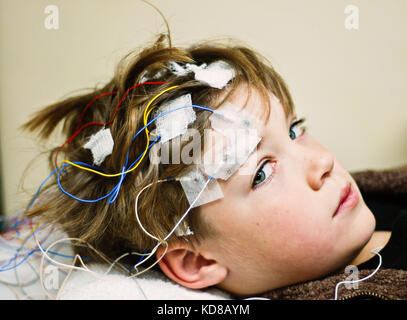 Junge, ein EEG Stockfoto