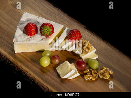 Brie Käse mit Walnüssen, Trauben und Erdbeeren Stockfoto