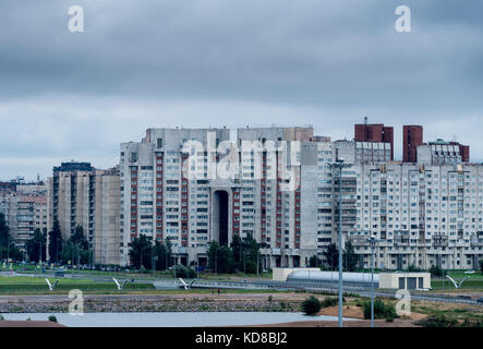 Sowjetzeit Apartment Gebäude durch Passagierhafen in Russland Stockfoto