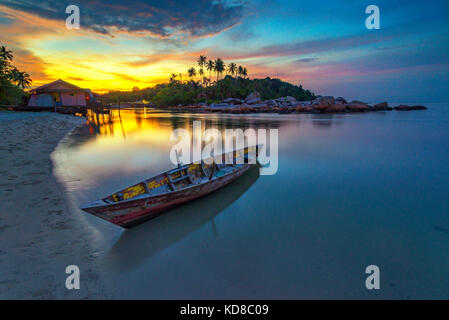 Boot am Strand, Bintan, Tanjung Pinang, Riau Inseln, Indonesien verankert Stockfoto