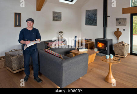 Möbelhersteller James Verner an seinem Haus in Dorset. Stockfoto