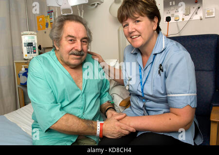 Claire Thomas mit Bill Hardingham, wer Sie unterstützt, wenn er ausserhalb ihrer Heimat zusammengebrochen, zusammen in der Royal United Hospital, Badewanne. Stockfoto