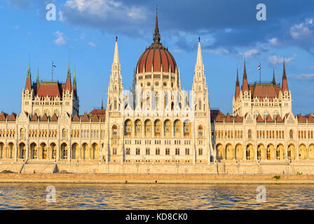 Die symmetrische Hauptfassade und der zentralen Kuppel des ungarischen Parlaments Gebäude mit Blick auf die Donau - Budapest, Ungarn Stockfoto