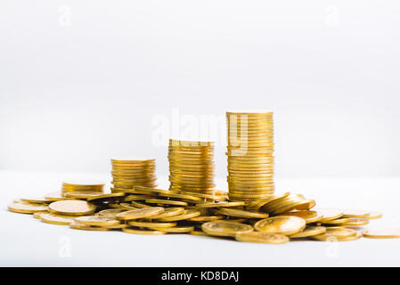 Einsparungen, Erhöhung der Spalten von Goldmünzen, Stapel von Goldmünzen als Grafik auf weißem Hintergrund, Business Banking Idee, flacher konzentrieren. Stockfoto