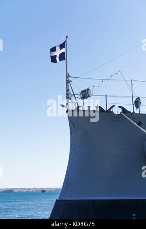 Griechischen Kriegsschiff averof vertäut im Hafen von Thessaloniki, Griechenland mit griechischer Flagge schwenkten. startete im Jahr 1910, g. averof ist eine modifizierte gepanzerten Kreuzer in einem b Stockfoto