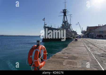 Griechischen Kriegsschiff averof vertäut im Hafen von Thessaloniki, Griechenland mit griechischer Flagge schwenkten. startete im Jahr 1910, g. averof ist eine modifizierte gepanzerten Kreuzer in einem b Stockfoto