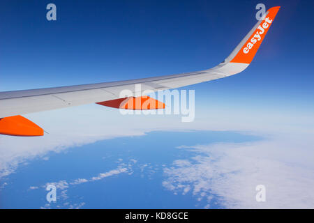 Flügel und Winglets eines Airbus A320-Verkehrsflugzeugs mit Firmenlogo während des Fluges Stockfoto