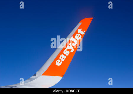 Flügel und Winglets eines Airbus A320-Verkehrsflugzeugs mit Firmenlogo während des Fluges Stockfoto