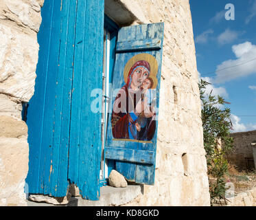 Bemalten Fensterläden auf der Seite des Zentrum Kunst in Kouklia Dorf in der Region Paphos, Zypern Stockfoto