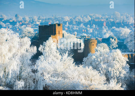 Ludlow Castle durch Raureif im Winter, Shropshire, England umgeben, Großbritannien Stockfoto