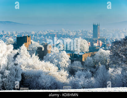 Ludlow Castle und St Laurence's Kirche bedeckt im Rauhreif von Whitcliffe, Shropshire, England, UK gesehen Stockfoto