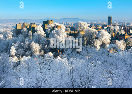 Ludlow Castle und St Laurence's Kirche bedeckt im Rauhreif von Whitcliffe, Shropshire, England, UK gesehen Stockfoto