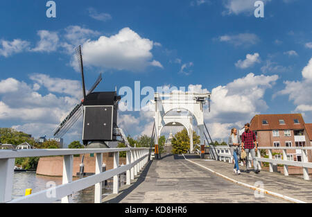 Junges Paar auf eine historische Brücke über die Kanäle von Leiden, Niederlande Stockfoto