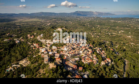 Altstadt zwischen Meer und Bergen an der zentralen Corfu Griechenland. Stockfoto