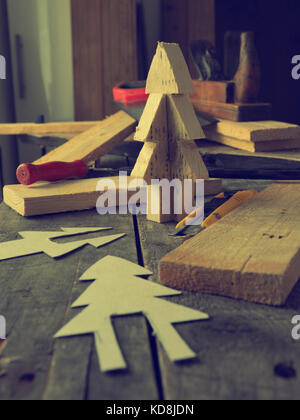 Holz arbeitet, einen hölzernen Christbaumschmuck, vintage Farbe stilisierte Stockfoto