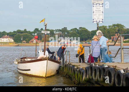 Felixstowe Ferry Suffolk, Passagiere von bawdsey von Bord der Fähre auf dem Felixstowe Seite des Flusses Deben, UK. Stockfoto