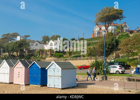 Felixstowe Küste von Suffolk, Blick auf den Strand Hütten und die Esplanade Gärten entlang der Küste von Felixstowe, Suffolk, Großbritannien. Stockfoto