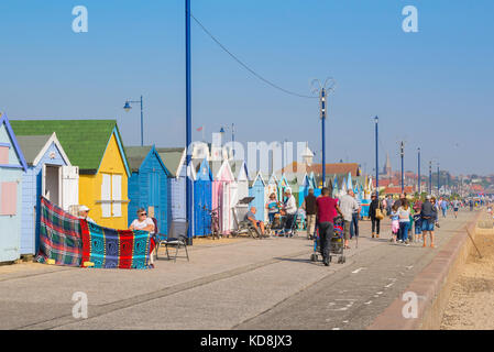 Felixstowe Suffolk Strand, Blick auf den Strand Hütten entlang der Küste von Felixstowe an einem Sommernachmittag, Suffolk UK. Stockfoto