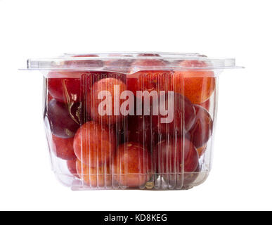 Frische Pflaumen in transparenten Kunststoffgehäuse. auf weißem Hintergrund Stockfoto