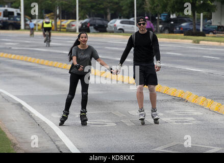 Paar Inlineskating im verkehrsberuhigten Bereich am Sonntag in Panama City Stockfoto