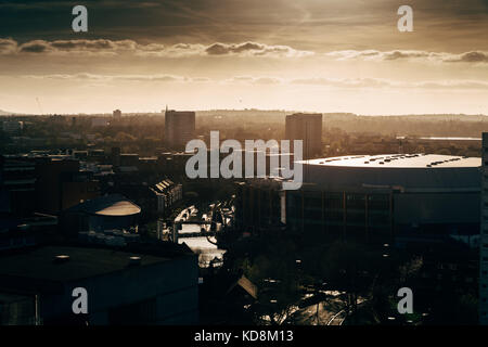 Blick aus der Vogelperspektive auf den traditionellen Kanal von Birmingham bei Sonnenuntergang neben der Barclarycard Arena Stockfoto